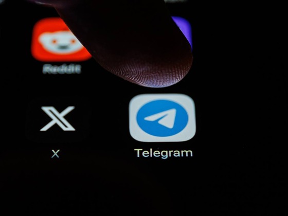Diskussionsgruppen von Reddit, Telegram und X